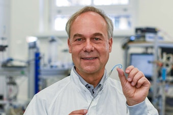 caption: Dr. Thorsten Siess shows the Impella.